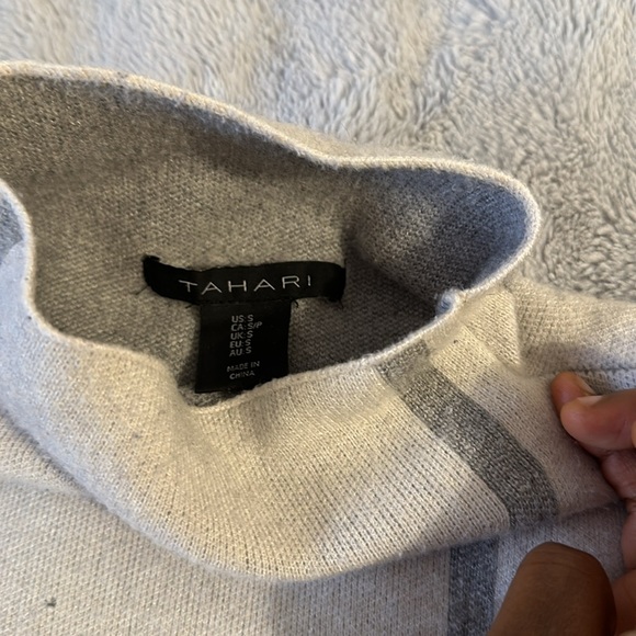 EUC Women’s Tahari Sweater size small - Picture 2 of 6